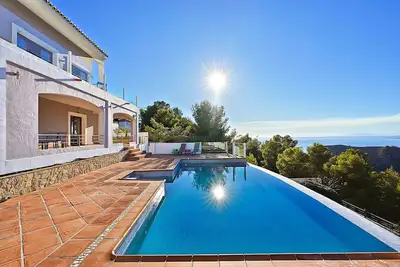 Image de Luxurious villa -- 7 min from the beach!