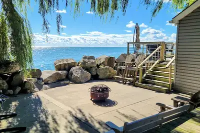 Image de Sunrise Retreat - Lakefront Cottage w/ Hot Tub
