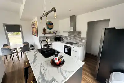 Image de Town & Tide Luxury Unit: Walk to Shops & Beach in 7min