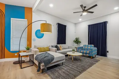 Brushstrokes Bungalow | Bishop Arts | Centrally Located