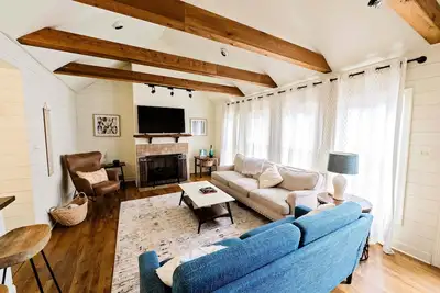 Image de Charming Home on Quiet Street- Near U of M - Fully Fenced Yard- Separate office