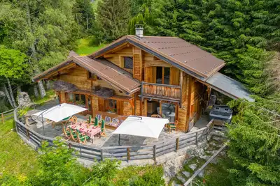 Image de Chalet avec bain à remous  au panorama et à l’ensoleillement exceptionnels.