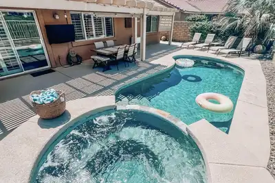 Image de Paris  · Charming Desert Resort W/ Private Pool & Spa