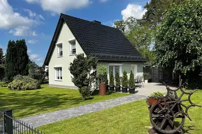 Image de Great detached house in a quiet, green location (by a grove)