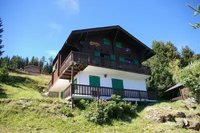 Image de Upper floor of cozy chalet with big balcony & stunning views