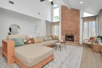 Image de Lux home in the heart of Houston's multicultural Chinatown.