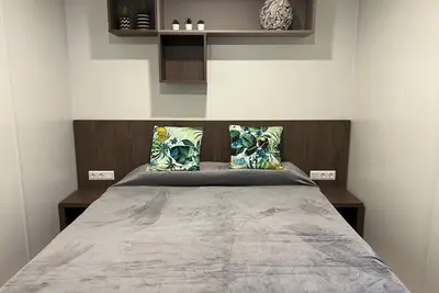 Image de Comfortable mobile home with large terrace and private parking space.