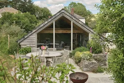 Image de Spacious Barn Conversion with Wood Fired Hot Tub