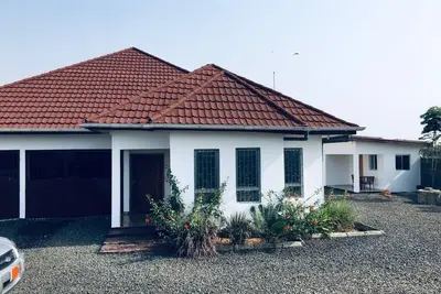 Image de Eco-friendly sustainable family sized spacious home in quiet neighborhood.