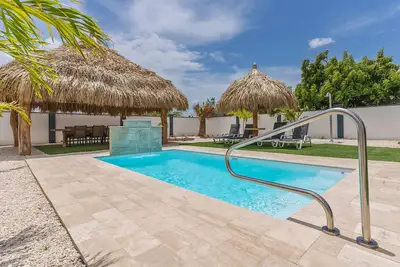 New-Modern Villa, 10 Minute Drive to Beaches