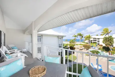 Image de Remodelled Beach/Pool View Condo