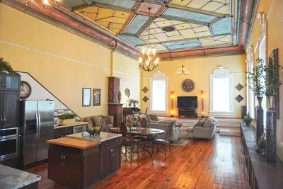 Image de Beautifully Restored Historic Ballroom in Downtown