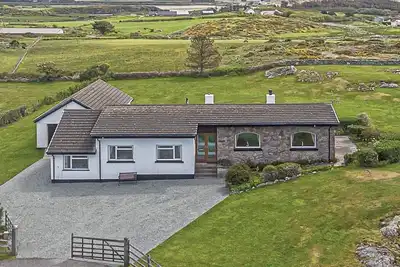 Image de Beautiful holiday home close to the beach in a rural location Rhoscolyn.
