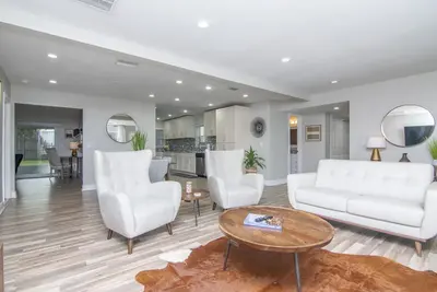 Image de Luxury 3 Bedroom 2 Bath w/ 2 Car Garage