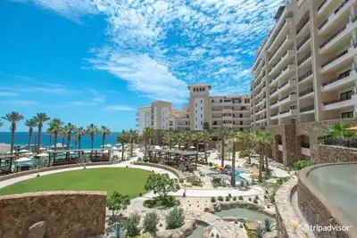 Image de Enjoy infinity pools, a spa, 8 restaurants, a private beach and more!