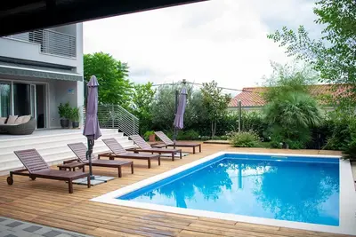 Villa Grey - Three Bedroom Villa with Swimming pool
