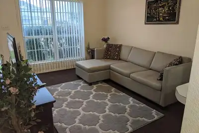 Image de Lovely 2-bedroom apartment with fenced yard.