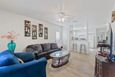 Image de Cheerful 3-bedroom with fenced backyard.