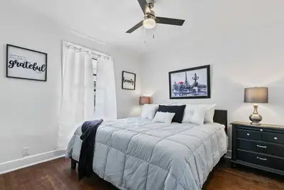 Image de Downstairs 1/2 Duplex by Bishop Arts w/ King beds