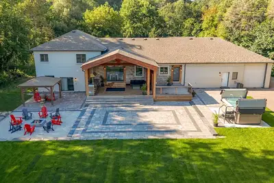 Image de King Estate Barrie w Private Spa | 7 Bedrooms | Sleeps 20 | 5min to Downtown