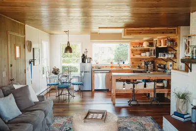 Image de 1- Cheerful and cozy water-view cottage
