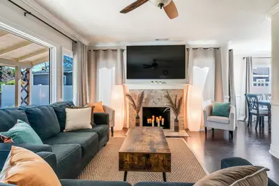 Image de *Family Getaways* Charming Pool Home by Downtown