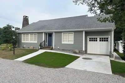 Image de Beautiful home on Lords Point in Stonington Ct with lots of parking on large lot