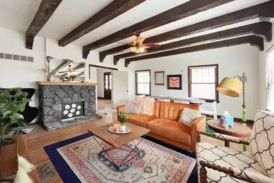 Image de 4 Bed/4 Bath Historic Downtown Parkville Home