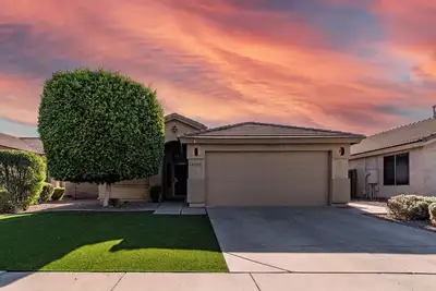Image de Desert oasis house with a pool