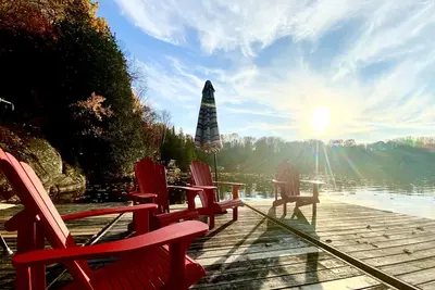 Image de Beautiful Waterfront Cottage w/ Swim Spa Hot Tub, Sleeps 19