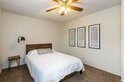 Image de Rv/Trailer Parking - Simple & Stylish Remodel