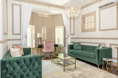 Image de Royalty on the Park: bar, movie theater, & patio