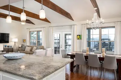 Image de Screened porch and private pier on False River