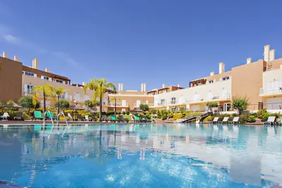 Image de Cabanas Gardens, 4px, vue sur la piscine