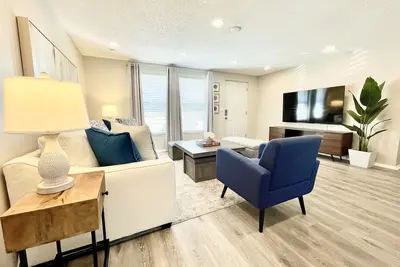 Image de 5 miles to Img & Beach! Close to Shops, Restaurants, Parks & More!