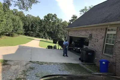 Image de Home with 2 car garage near downtown