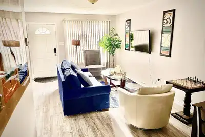 Image de Newly renovated home w\/washer\/dryer. 1. 3 miles from Dca