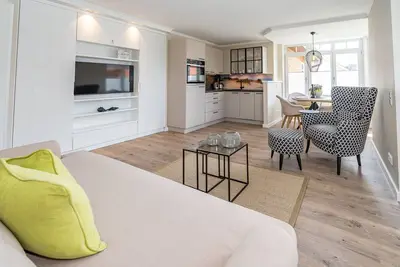 Image de Modern 2-room apartment with balcony, by the village pond.
