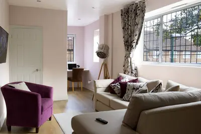 Image de 35 min from London Victoria / 2-Bedrooms Flat in the Heart of Cheam Village