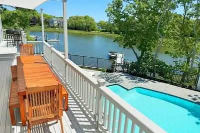 Image de Waterfront home with private boat dock, heated pool, kayaks, A/C, and more