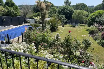 Image de Large outstanding house, 20 mins from the beach with gardens, pool & hot tub