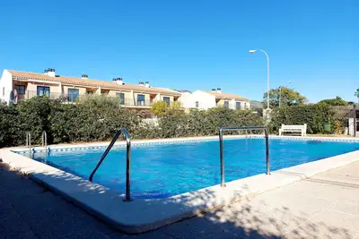 Image de Pleasant townhouse with pool, next to the sea