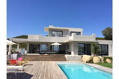 Image de Magnifique Villa De 330 M2- Piscine Chauffee- Vue Mer Et Montagne