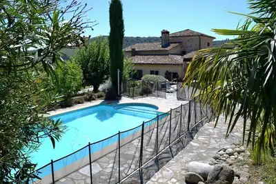 Image de Mas avec piscine dans le village des Vans en Ardèche Méridionale