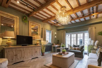 Riverside House - A Truly Unique Stay For 8 Guests