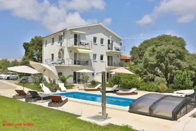 Image de Luxury villa with private heated pool and sea view 4