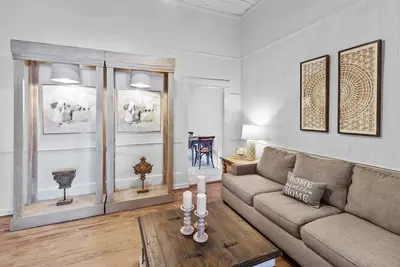 Image de Charming Ivy House has cozy living spaces adorned with charming decor and inviting furnishings.