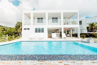 Image de 4 Br/3ba W. Infinity Pool, Short Walk To Beach & Solar Bu