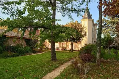 Image de Maison calme avec piscine entourée de son parc