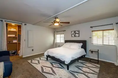 Image de Cheerful & Remodeled - 2 miles from Fresno Airport